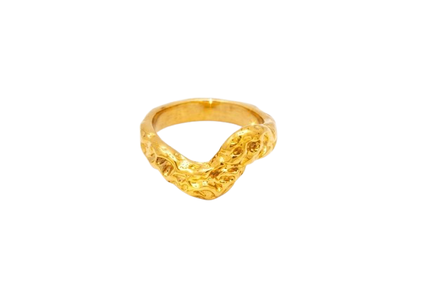 Textured V-shape wave ring in 18k gold-plated stainless steel with hammered finish