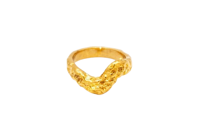 Textured V-shape wave ring in 18k gold-plated stainless steel with hammered finish