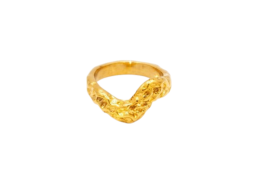 Textured V-shape wave ring in 18k gold-plated stainless steel with hammered finish